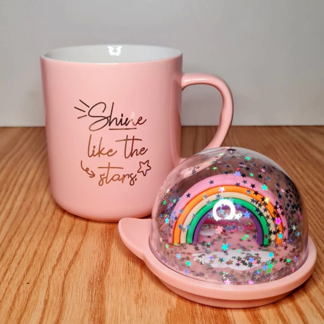 Taza cerámica con tapa de arcoíris.